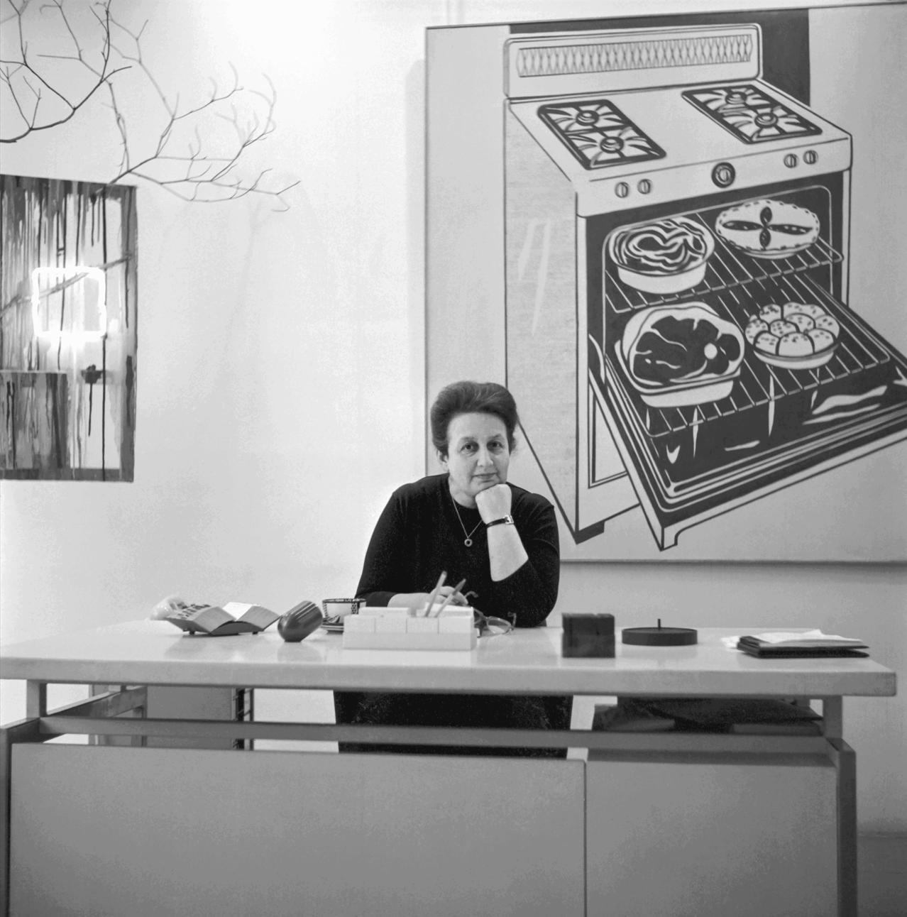 Ileana Sonnabend alla sua scrivania